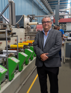 Adhetix ディレクターの Jorge Quintanilla 氏。Bobst、Nuova Gidue – M1/MX370 印刷機に AeroLED を導入しました。